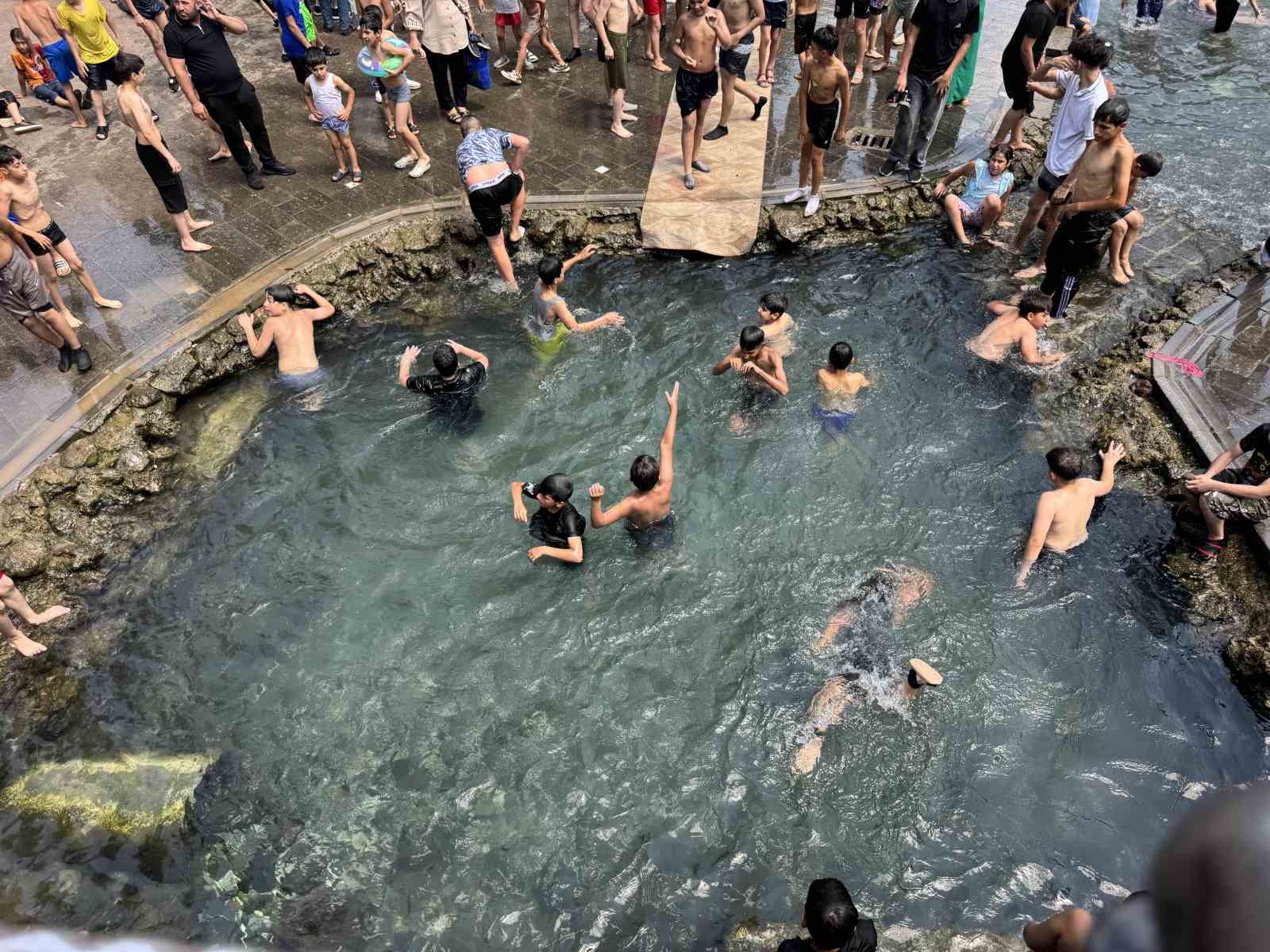 Diyarbakır’da sıcağı gören çocuklar Anzele’ye koştu