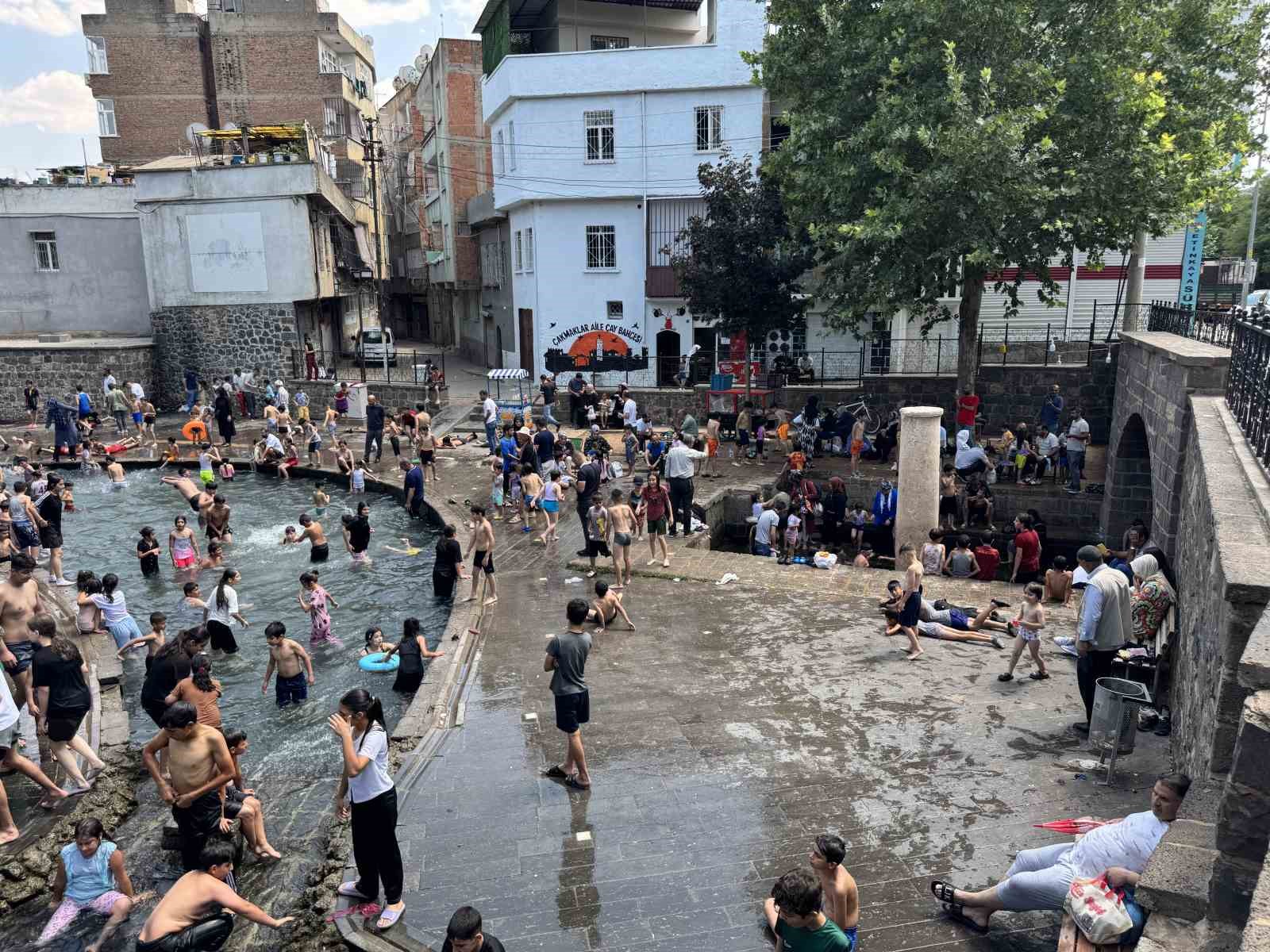 Diyarbakır’da sıcağı gören çocuklar Anzele’ye koştu