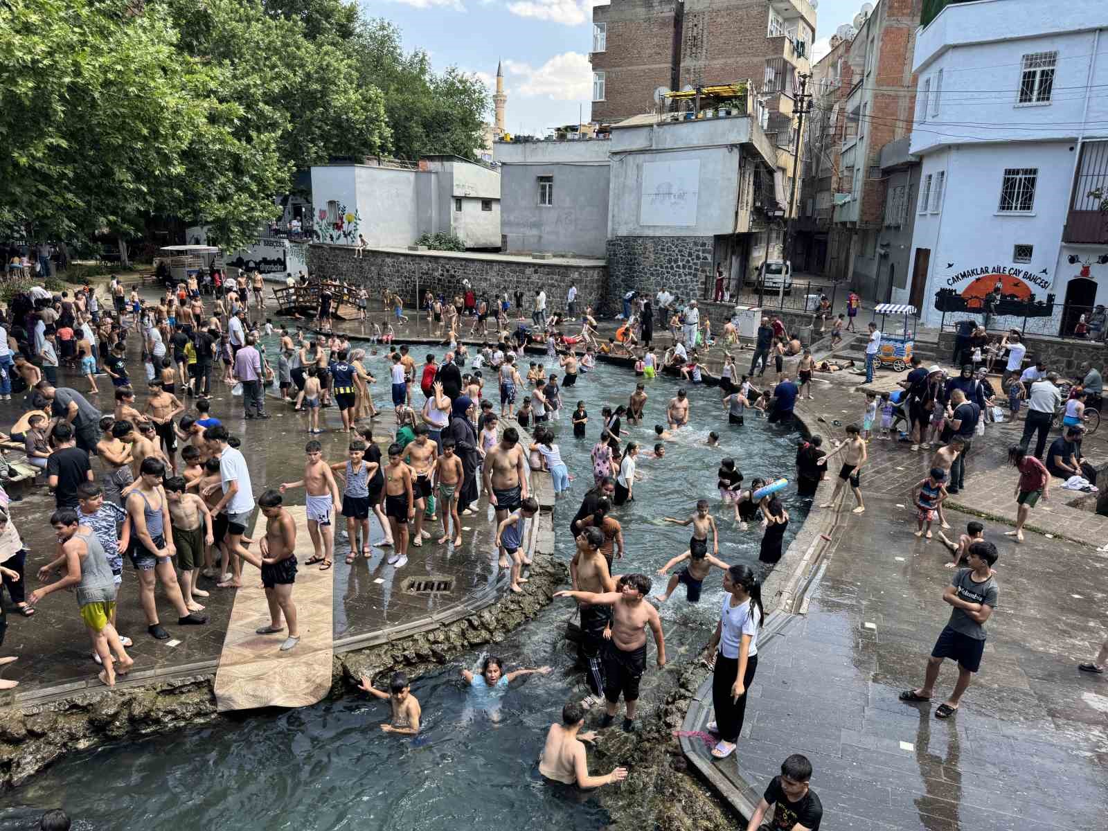 Diyarbakır’da sıcağı gören çocuklar Anzele’ye koştu