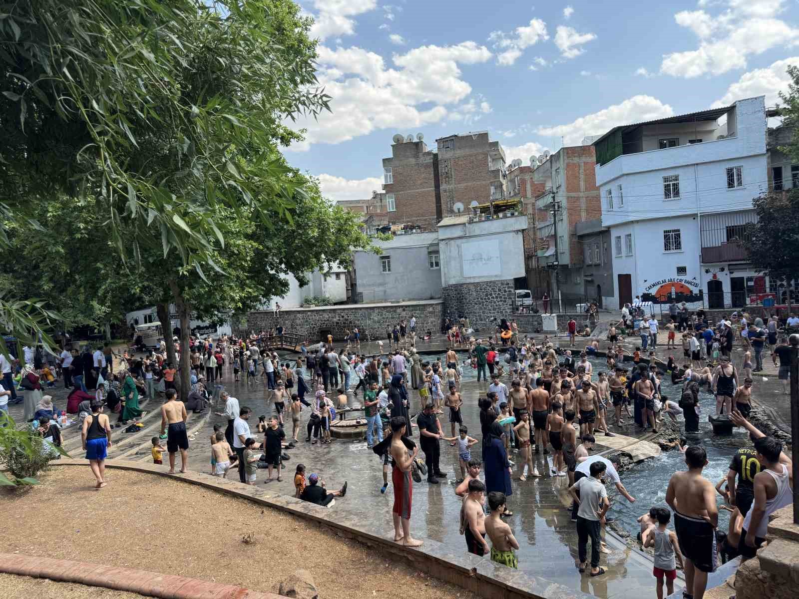 Diyarbakır’da sıcağı gören çocuklar Anzele’ye koştu