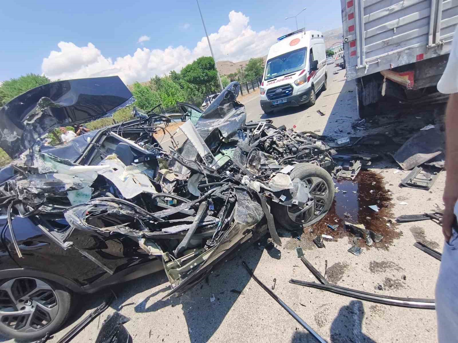 Bingöl’de tıra çarpan otomobil hurdaya döndü: 1 yaralı