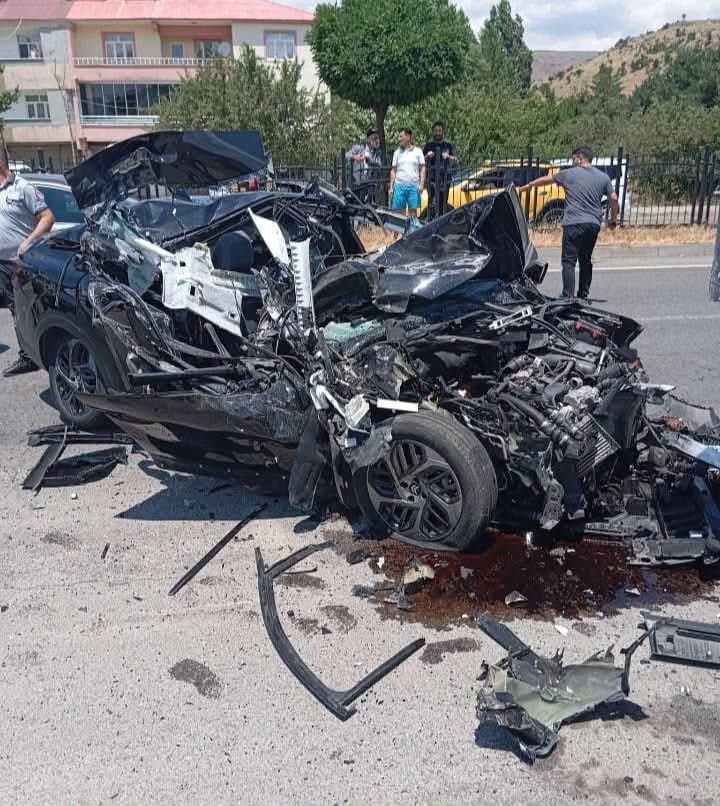 Bingöl’de tıra çarpan otomobil hurdaya döndü: 1 yaralı
