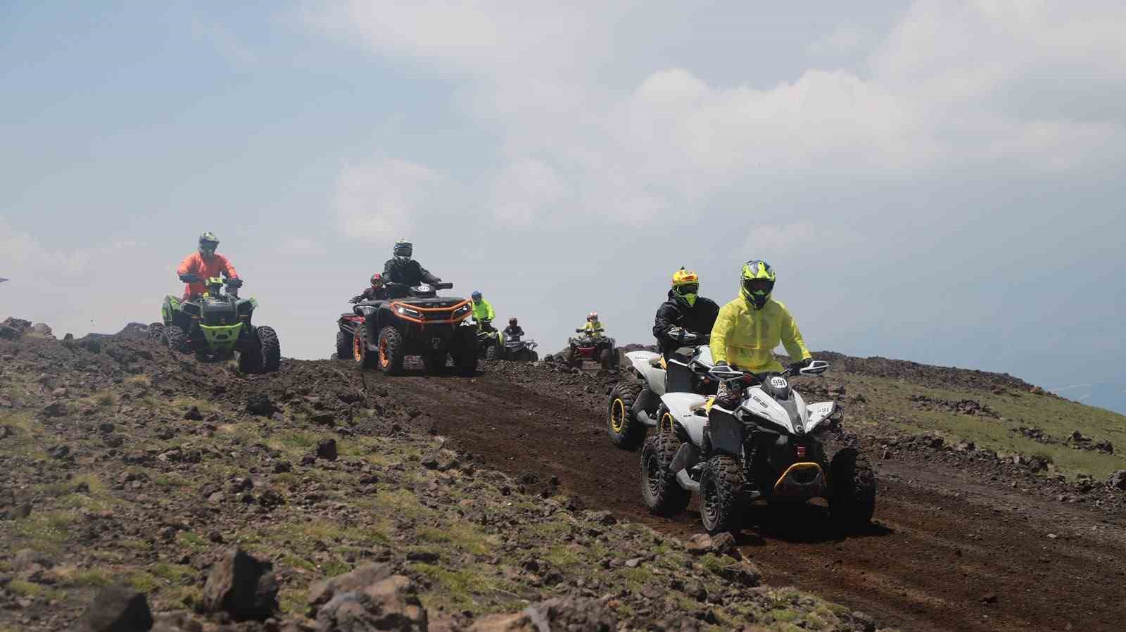 Enduro şampiyonasının finali Tendürek’te "Terörsüz Türkiye" pankartıyla başladı