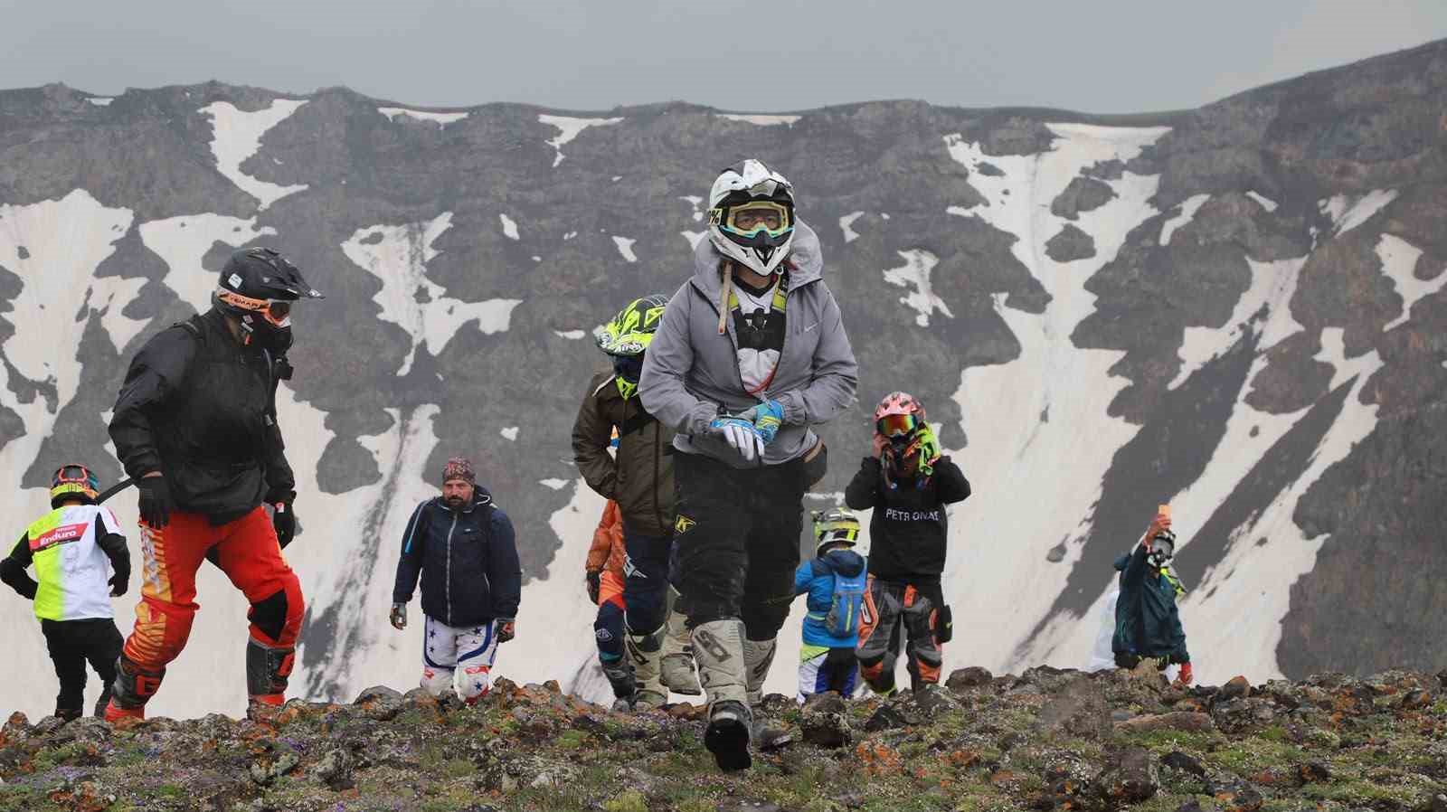 Enduro şampiyonasının finali Tendürek’te "Terörsüz Türkiye" pankartıyla başladı