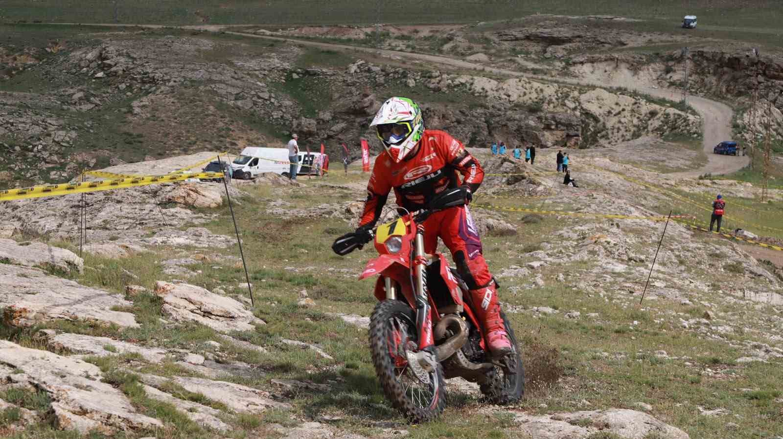 Enduro şampiyonasının finali Tendürek’te "Terörsüz Türkiye" pankartıyla başladı