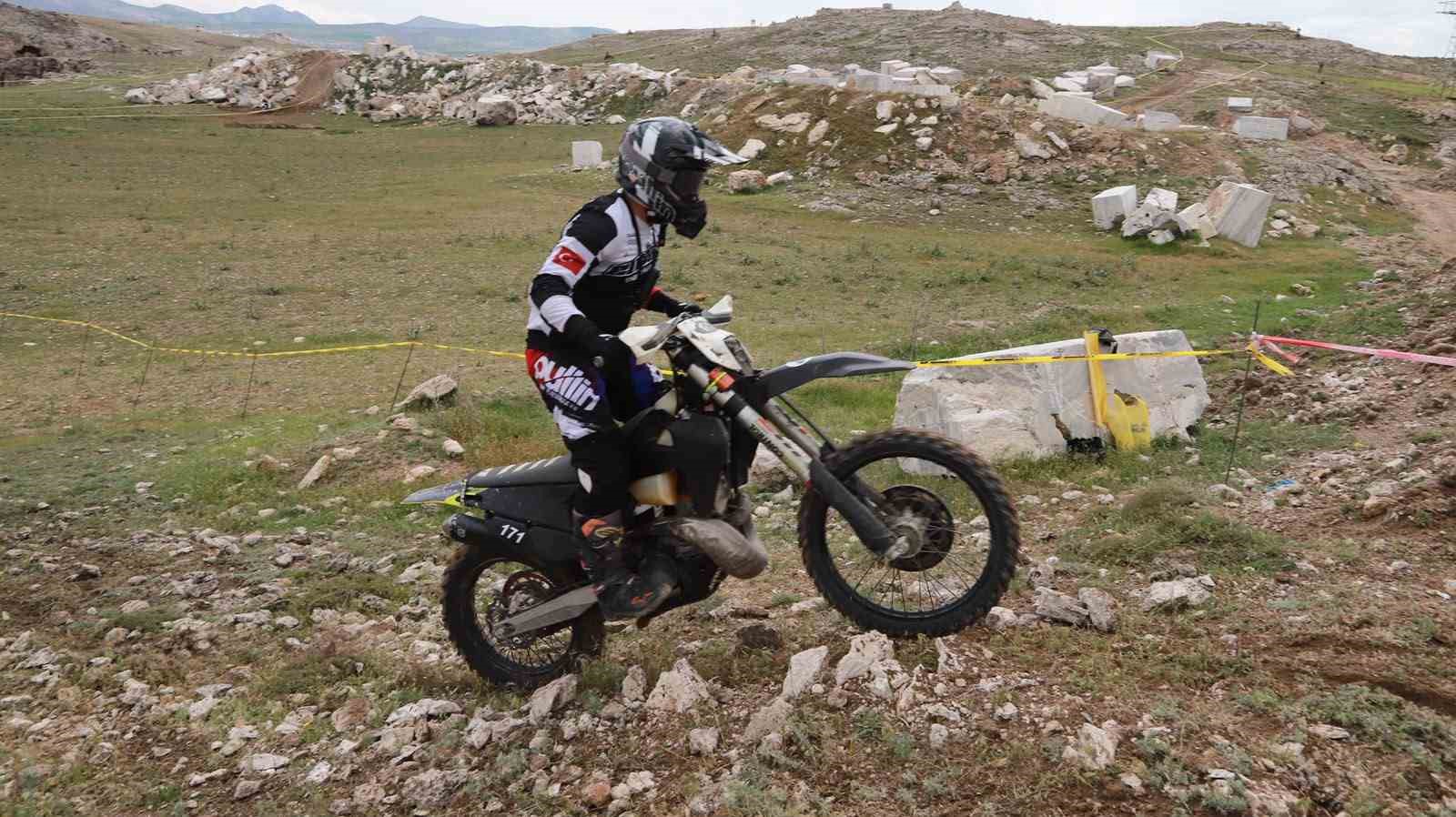 Enduro şampiyonasının finali Tendürek’te "Terörsüz Türkiye" pankartıyla başladı