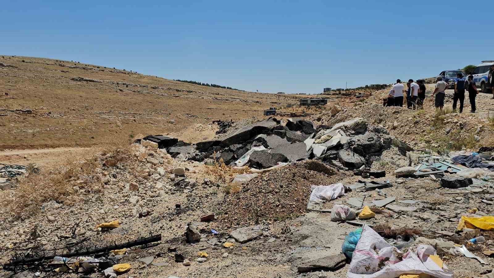 Boş arazide battaniyeye sarılı erkek cesedi bulundu