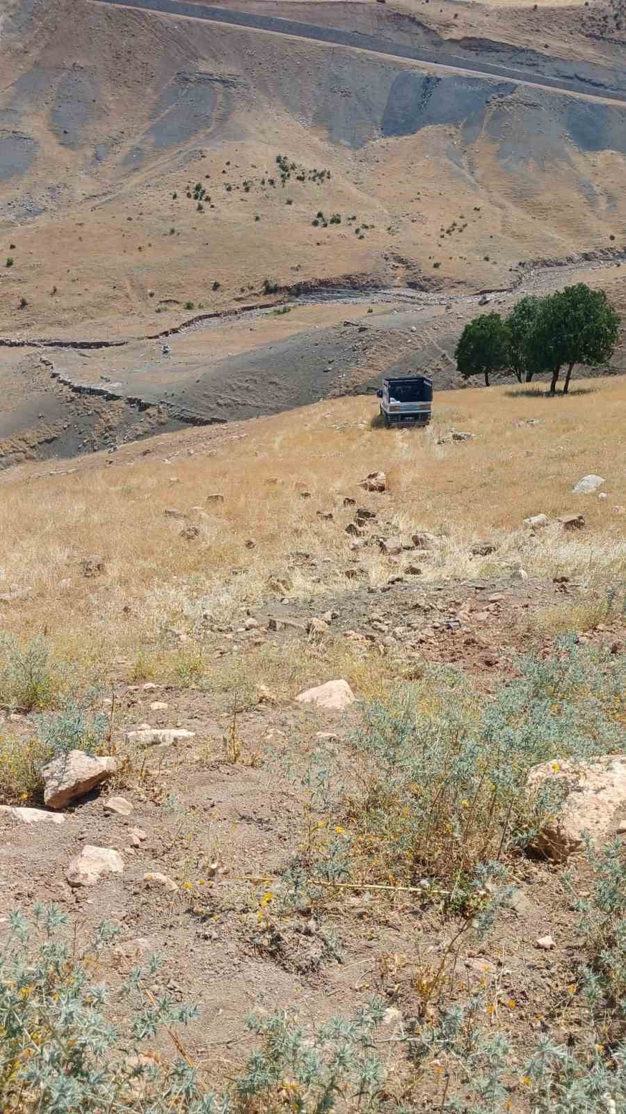 Siirt’te şarampole devrilen kamyonetteki 3 kişi yaralandı