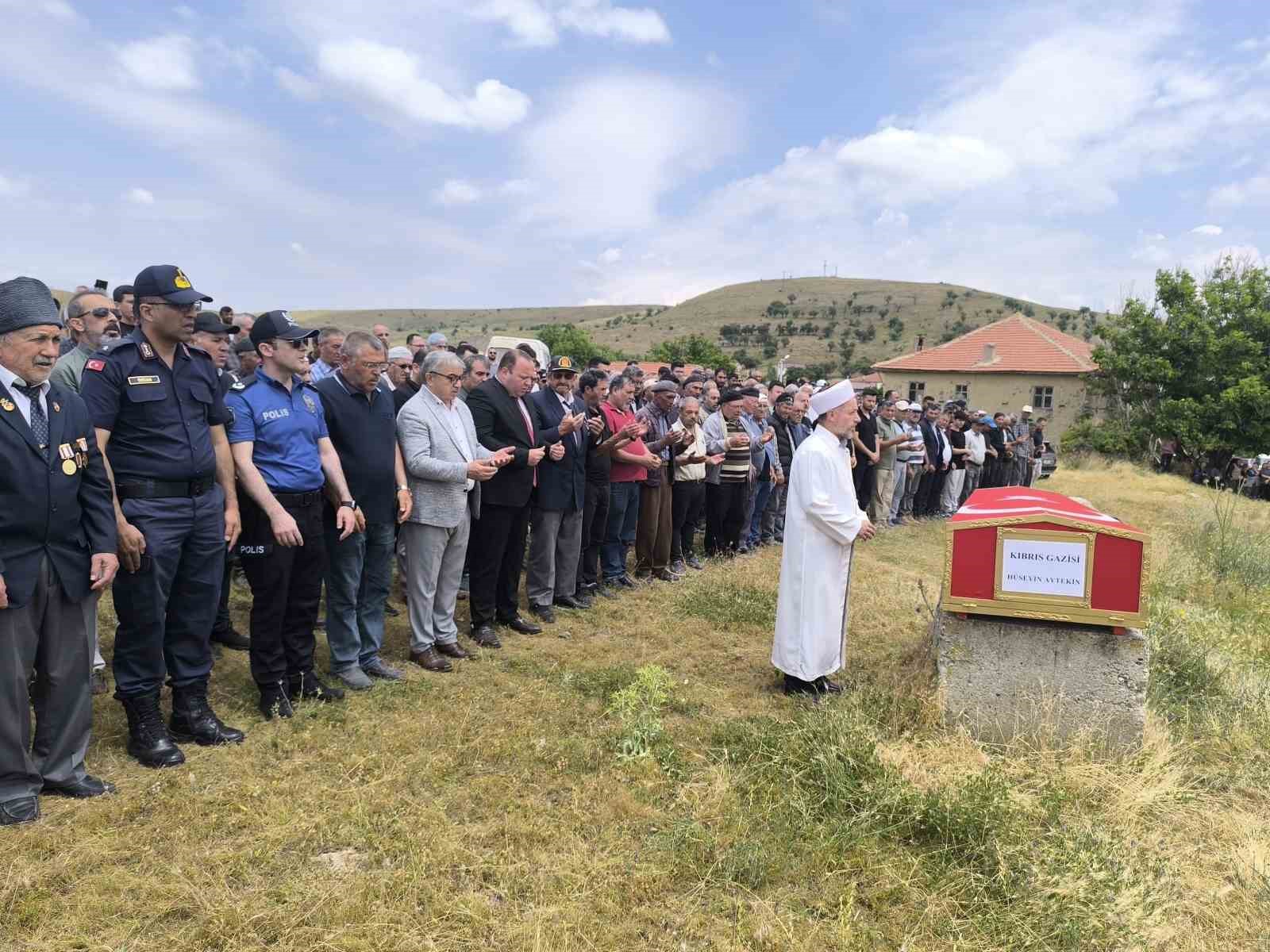 Vefat eden Kıbrıs gazisi son yolculuğuna uğurlandı