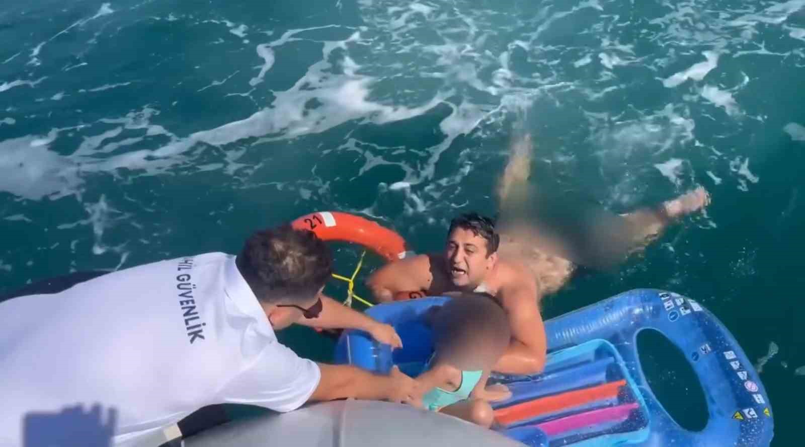 Deniz yatağıyla açığa sürüklenen çocuğu Sahil Güvenlik kurtardı