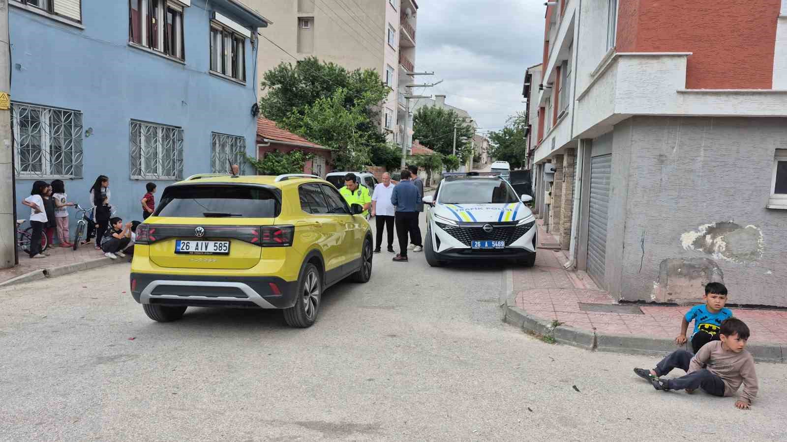 Eskişehir’de 6 yaşındaki bisikletli çocuk ile aracın çarpıştığı kaza kameralara anbean yansıdı