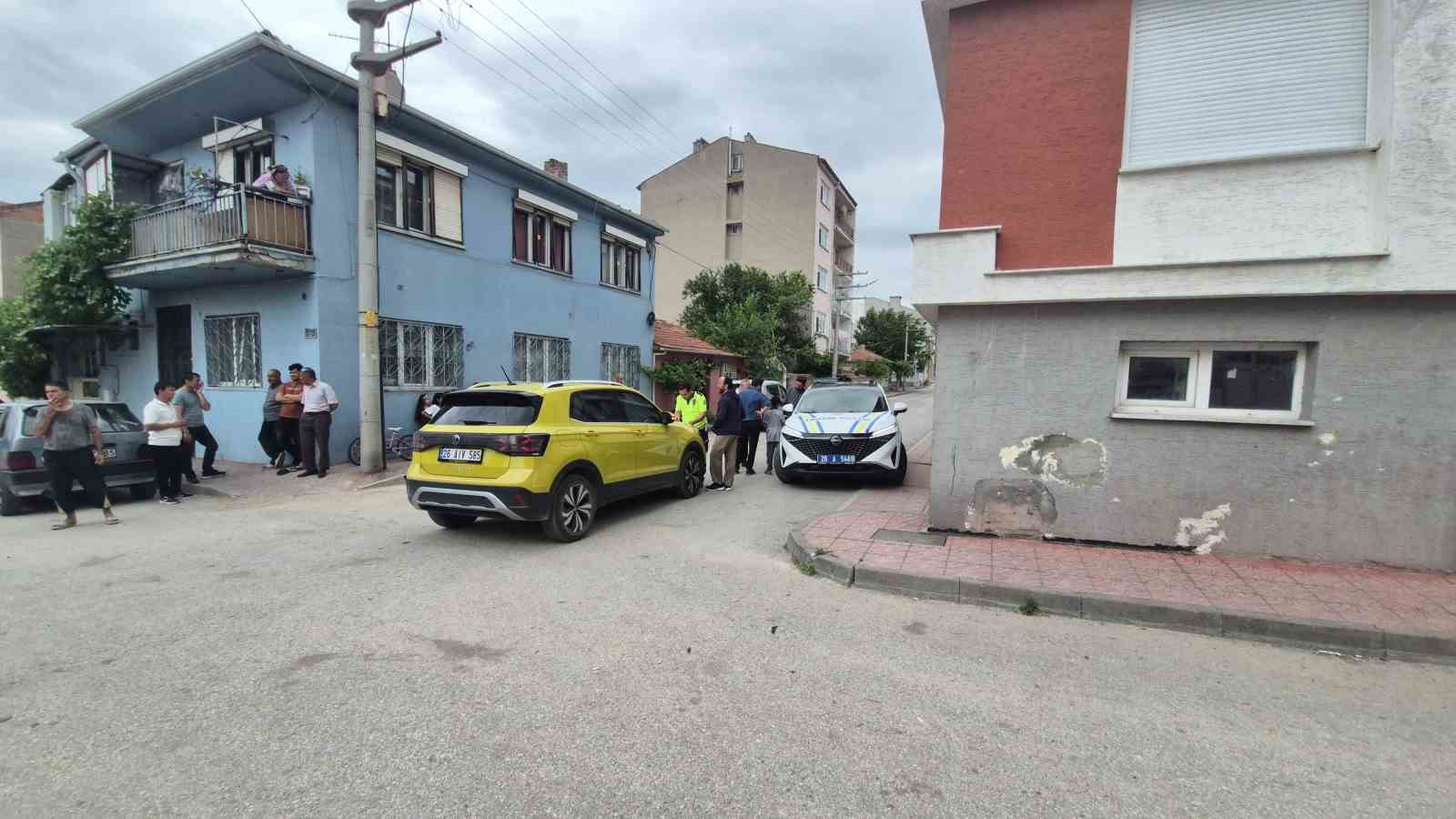Eskişehir’de 6 yaşındaki bisikletli çocuk ile aracın çarpıştığı kaza kameralara anbean yansıdı