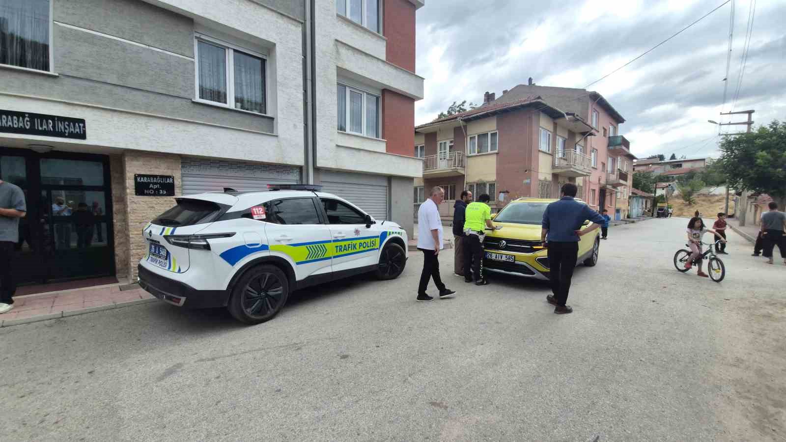 Eskişehir’de 6 yaşındaki bisikletli çocuk ile aracın çarpıştığı kaza kameralara anbean yansıdı