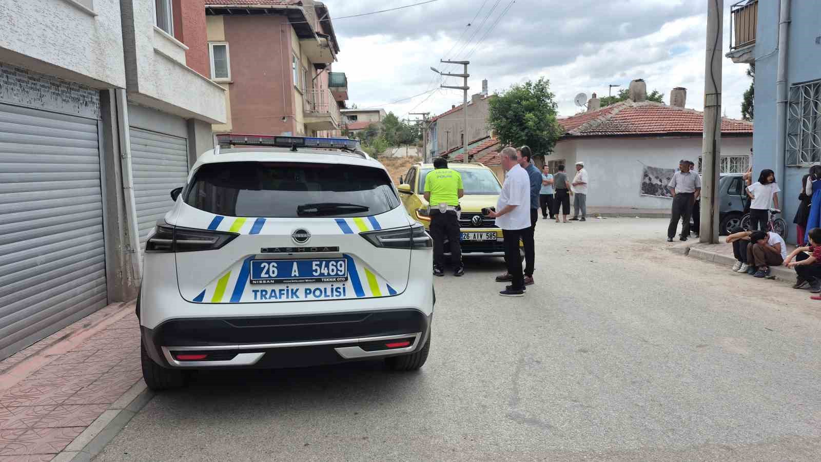 Eskişehir’de 6 yaşındaki bisikletli çocuk ile aracın çarpıştığı kaza kameralara anbean yansıdı