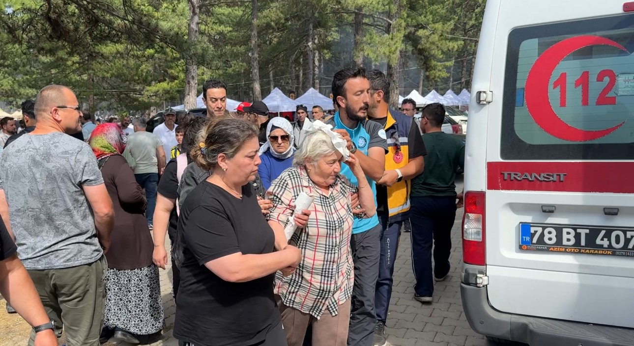 Şenlikte ağaçtan düşen dal yaşlı kadını yaraladı