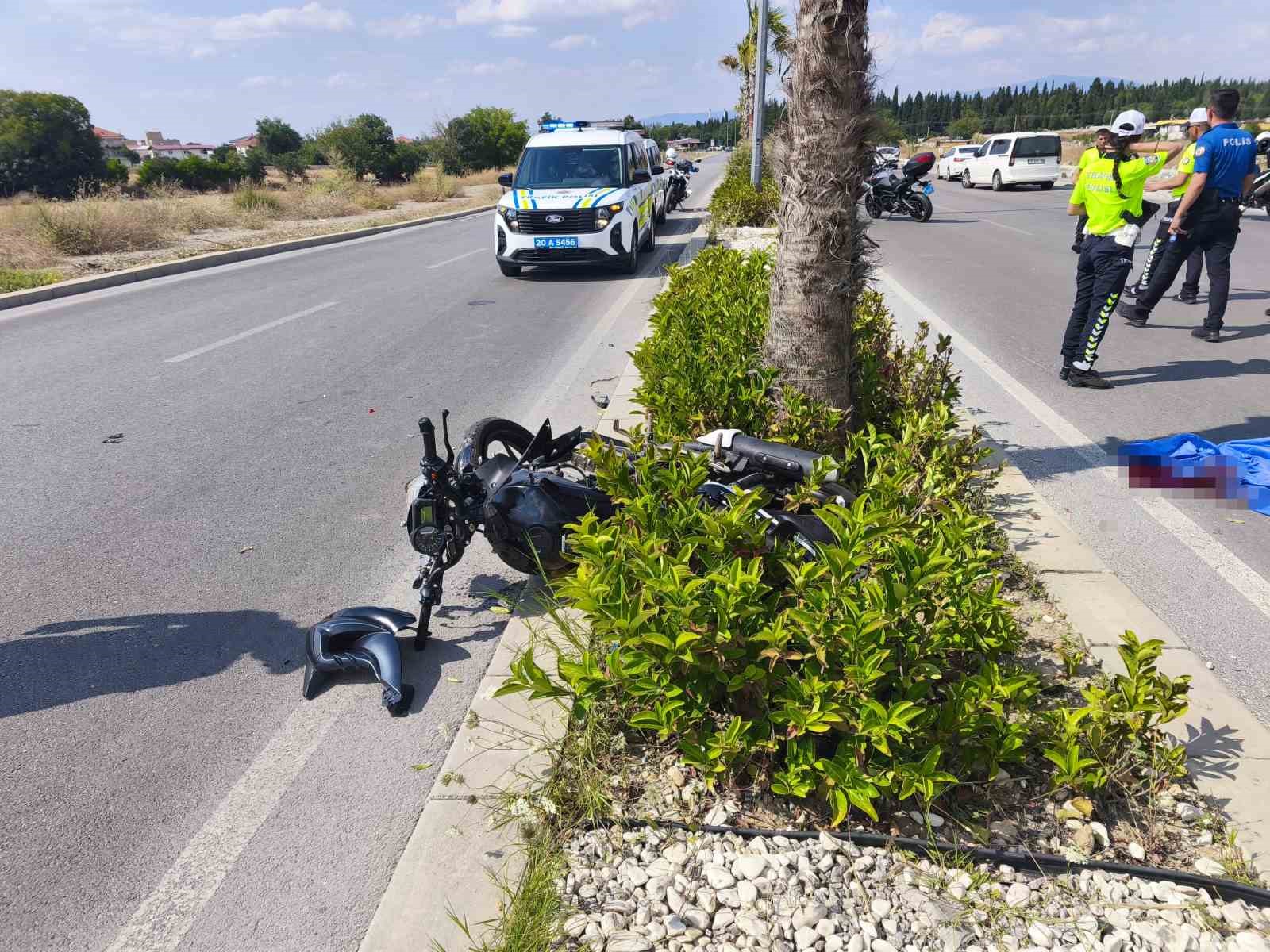 Denizli’de ağaca çarpan motosikletin sürücüsü ağır yaralandı