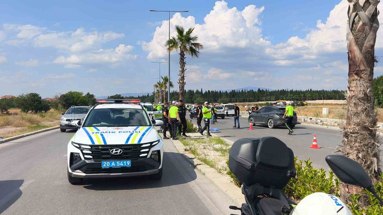 Denizli’de ağaca çarpan motosikletin sürücüsü ağır yaralandı