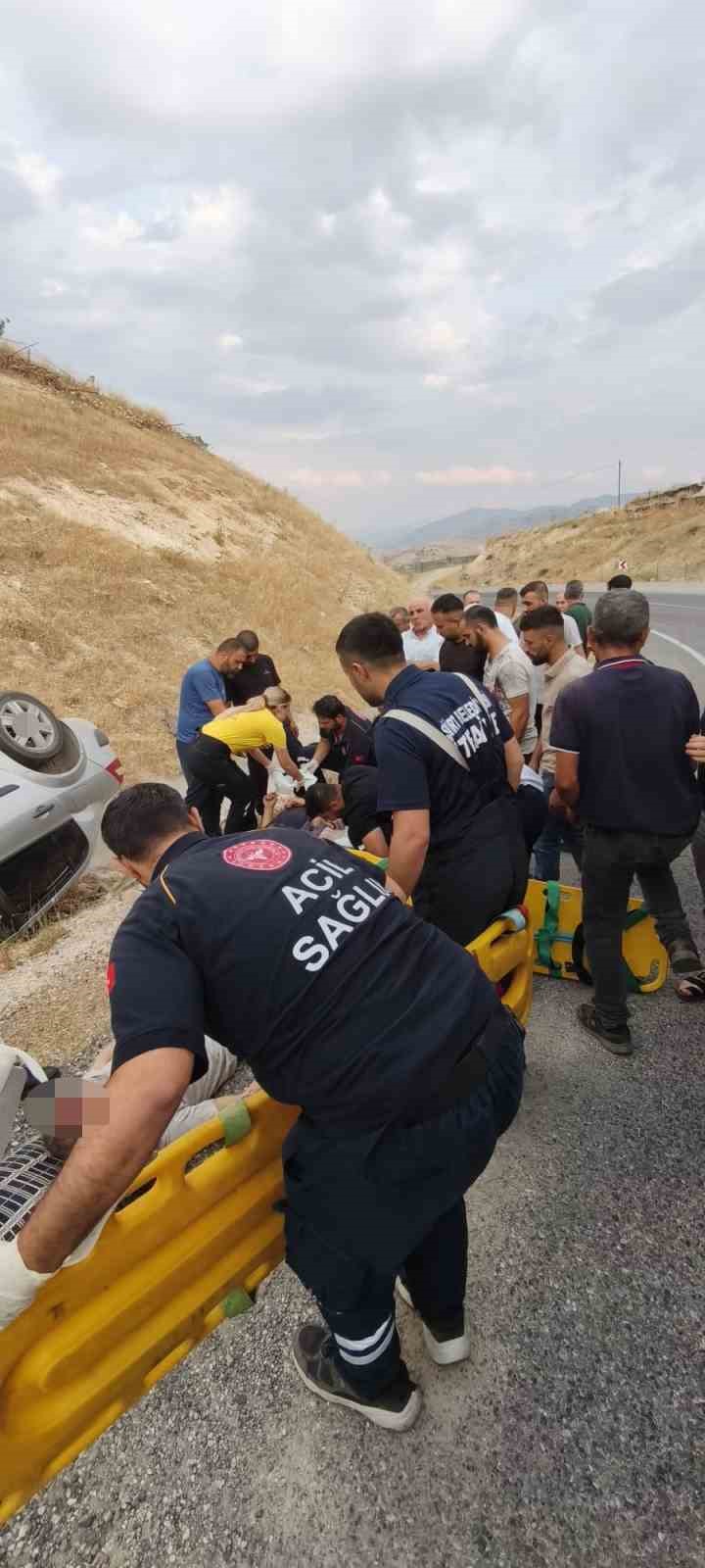 Siirt’te otomobil takla attı: 1’i ağır 3 yaralı