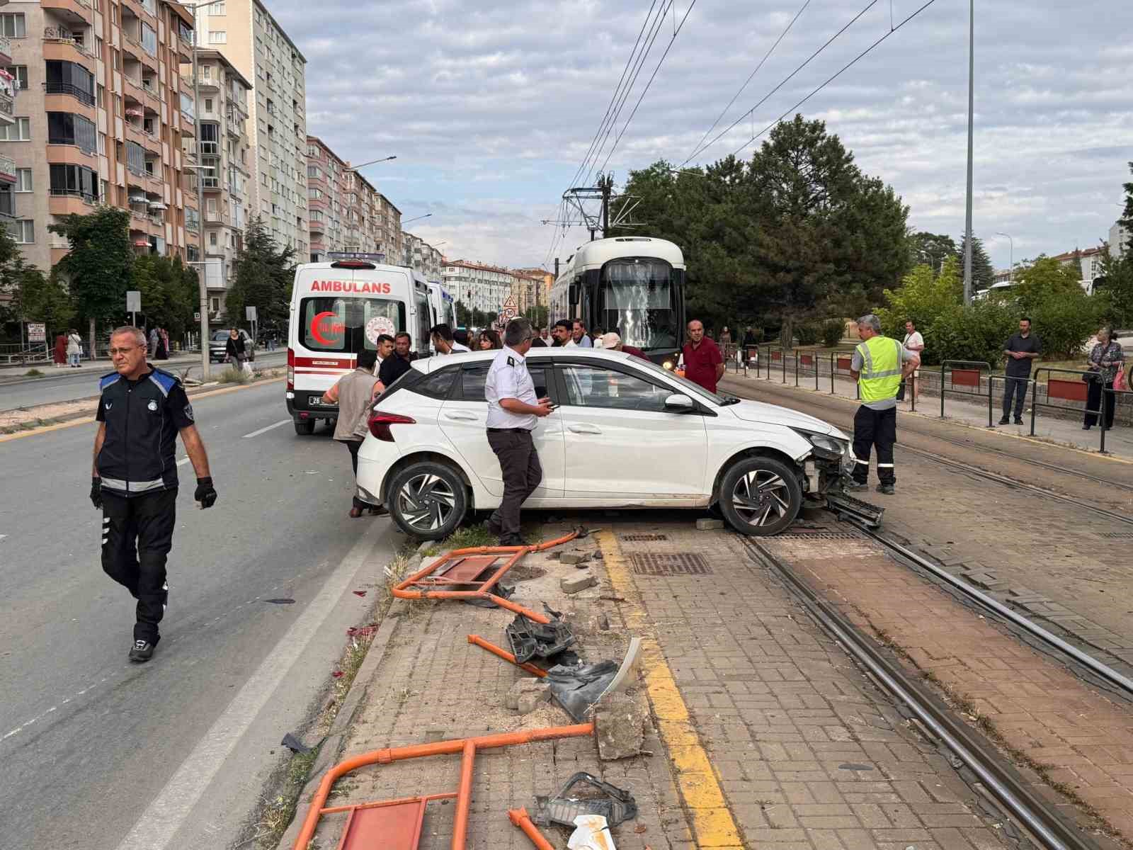 Eskişehir’de trafik kazası: Anne ve 4 yaşındaki kızı yaralandı