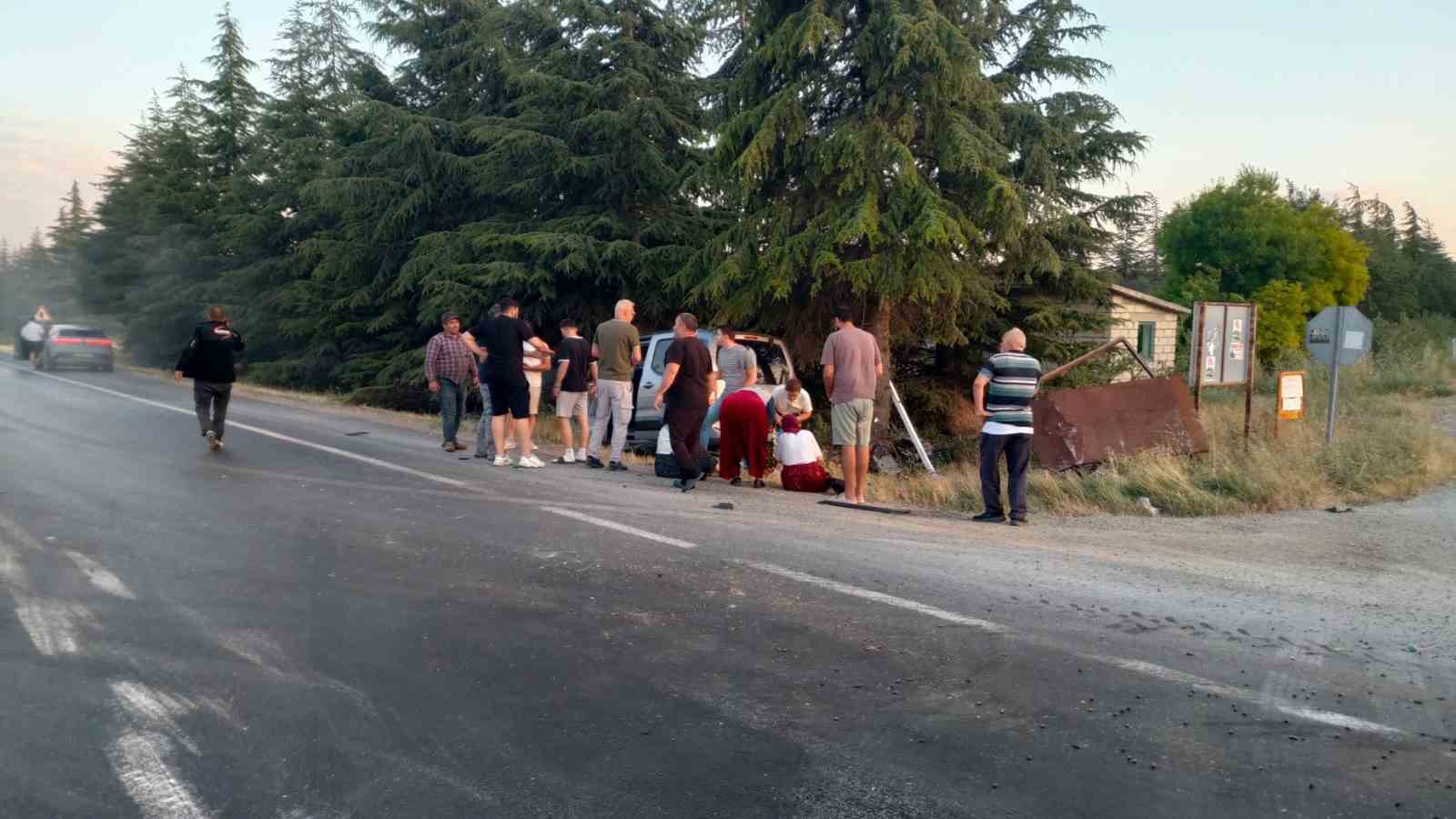 Eskişehir’de hafif ticari araç ile traktör çarpıştı: 2 yaralı