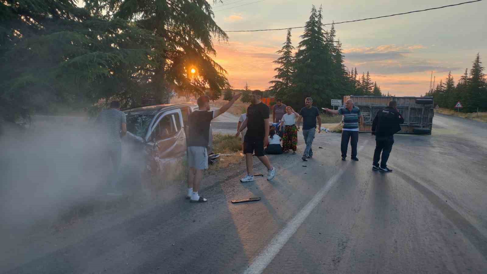 Eskişehir’de hafif ticari araç ile traktör çarpıştı: 2 yaralı