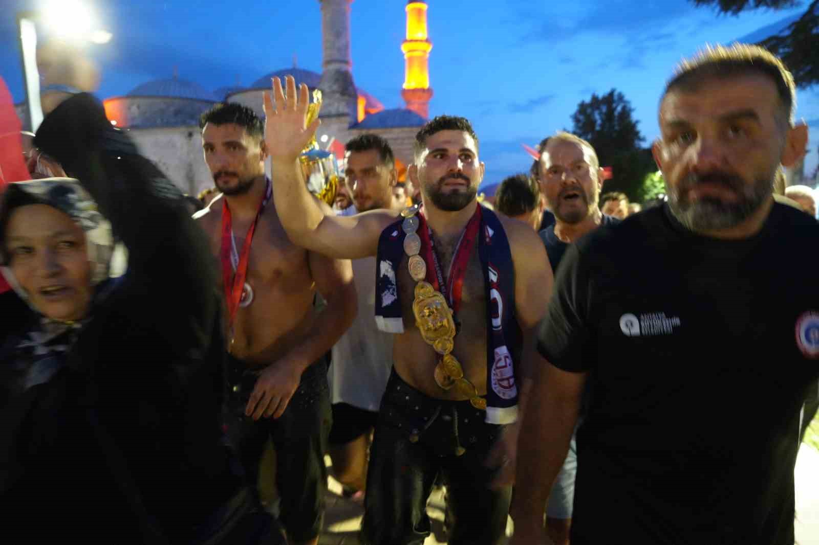 Başpehlivan Erkan Taş, Edirne’de hamam geleneğini sürdürdü