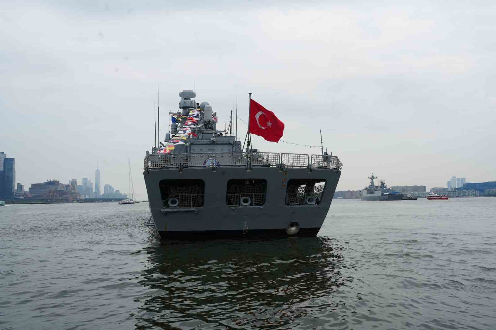 Türk donanmasından Atlantik’in ötesinde güç gösterisi: TCG Oruçreis New York’ta