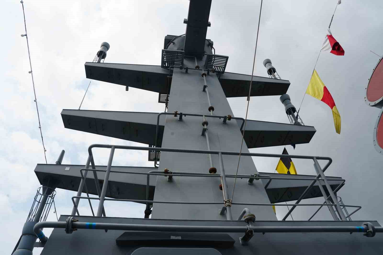 Türk donanmasından Atlantik’in ötesinde güç gösterisi: TCG Oruçreis New York’ta