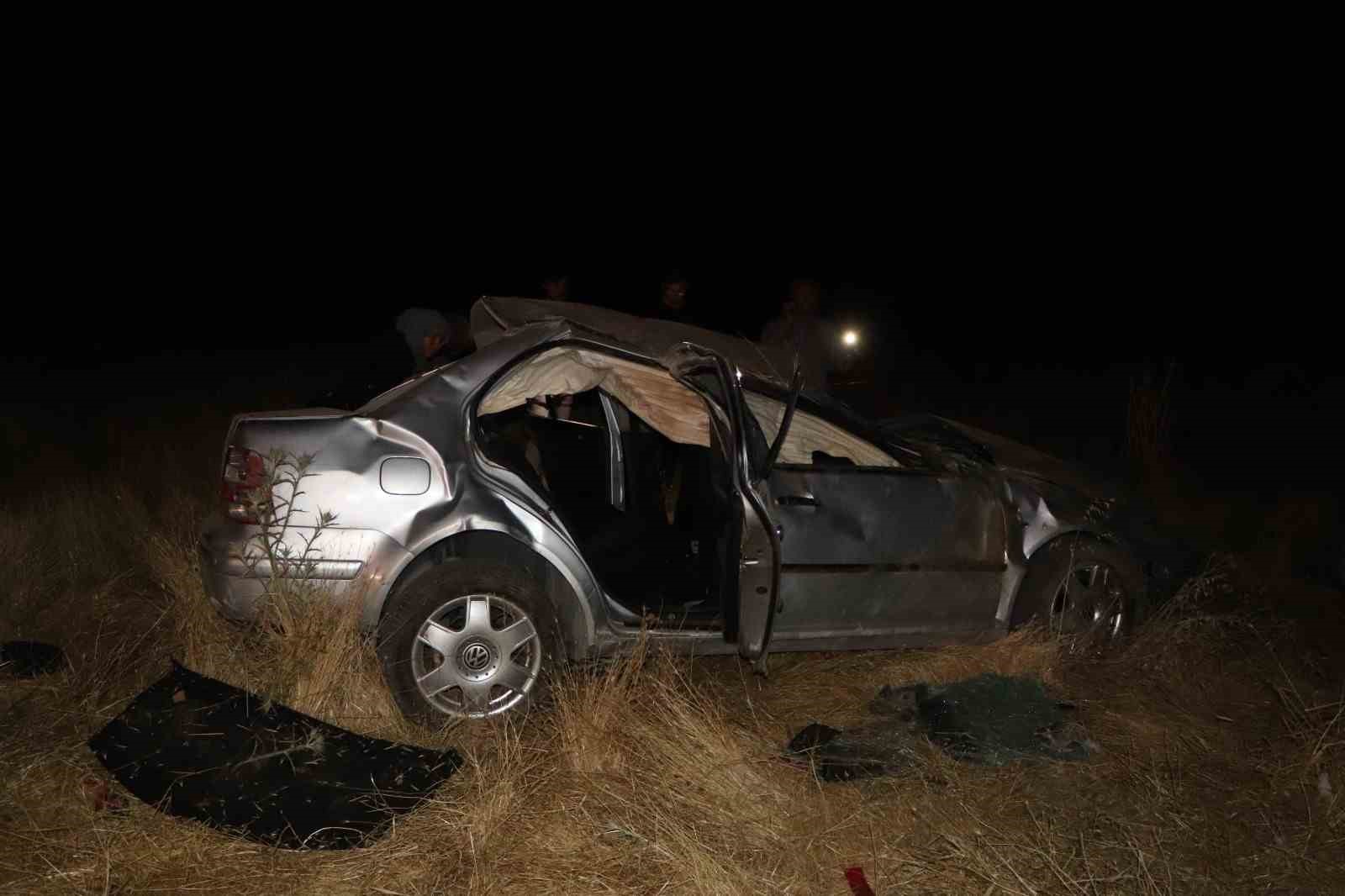 Otomobil takla atarak şarampole uçtu: 3 yaralı