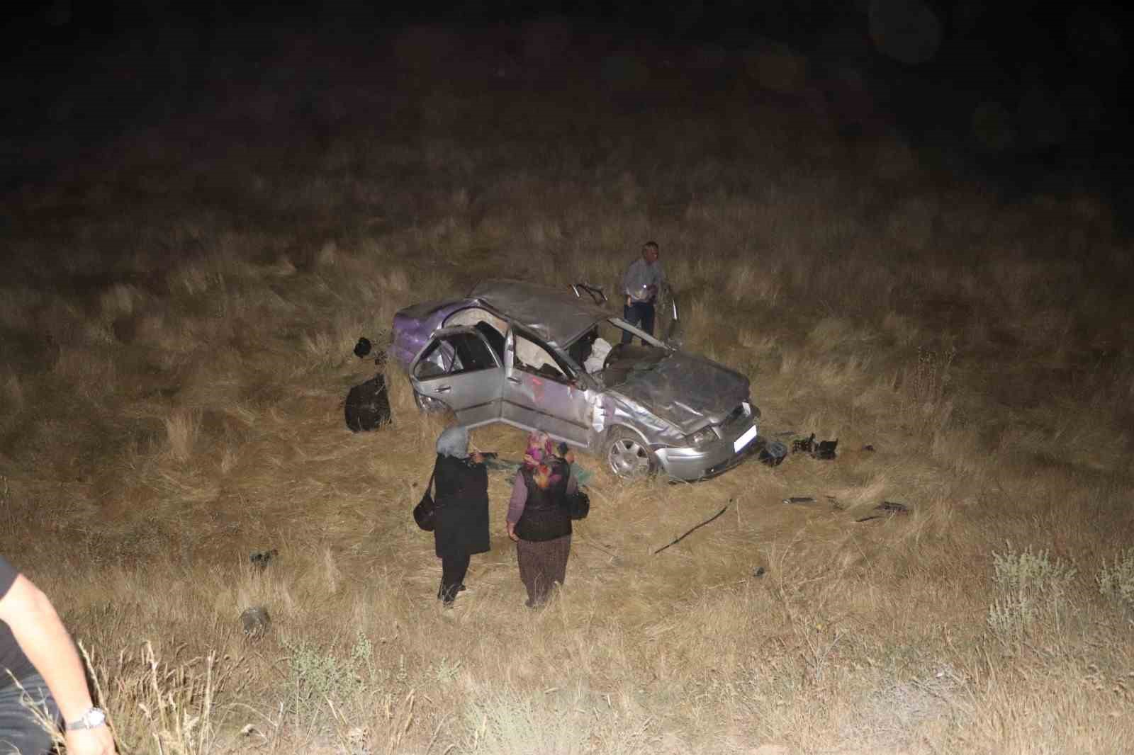 Otomobil takla atarak şarampole uçtu: 3 yaralı