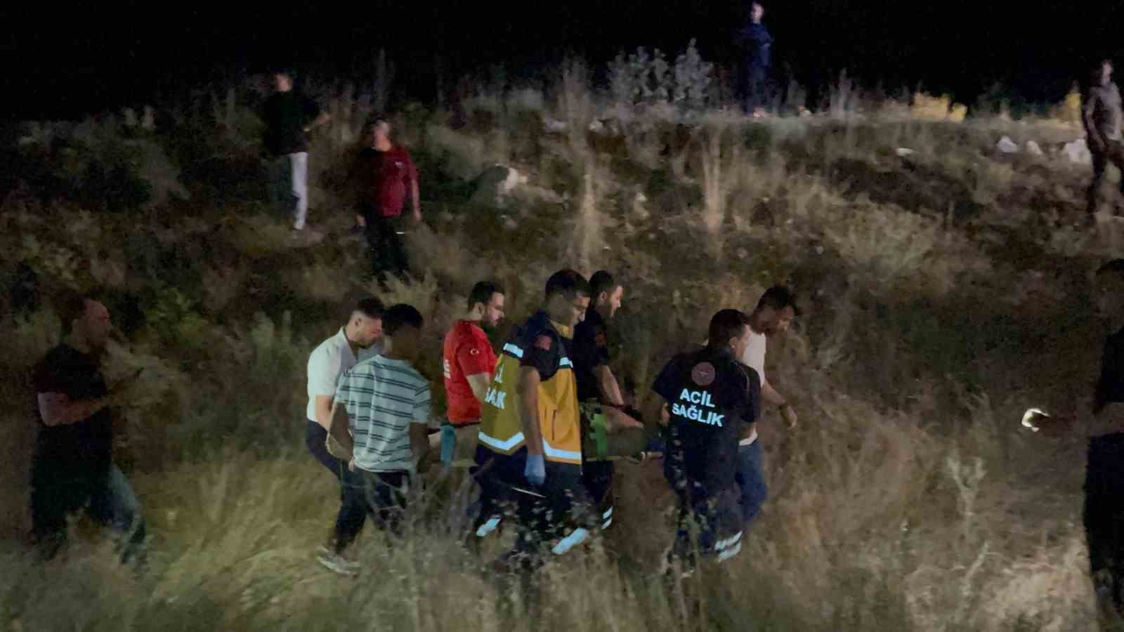 Otomobil takla atarak şarampole uçtu: 3 yaralı
