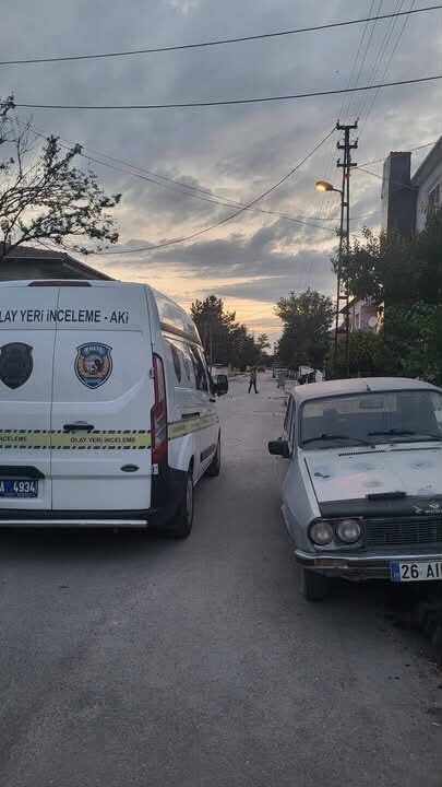 Çifteler’de komşuların park kavgası kanlı bitti: 1’i ağır 2 yaralı