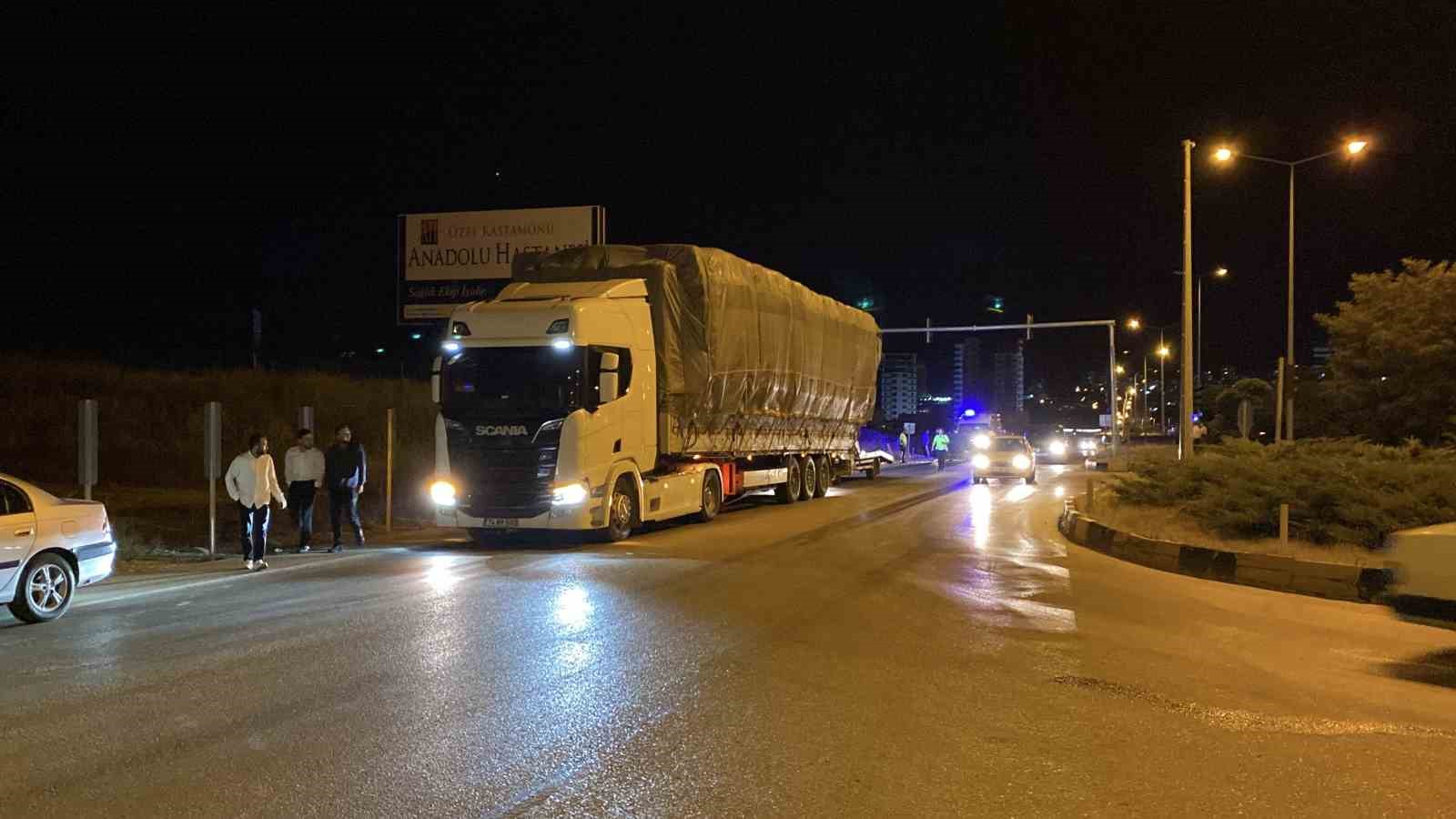 Kastamonu’da Tofaş marka otomobil tıra çarptı: 5 yaralı
