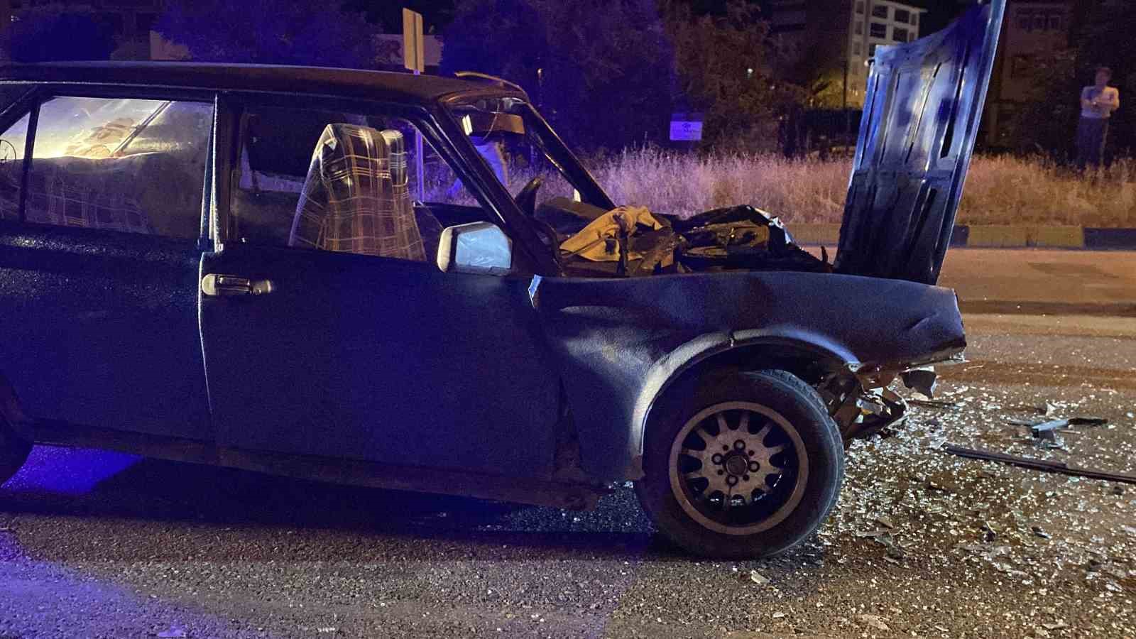 Kastamonu’da Tofaş marka otomobil tıra çarptı: 5 yaralı