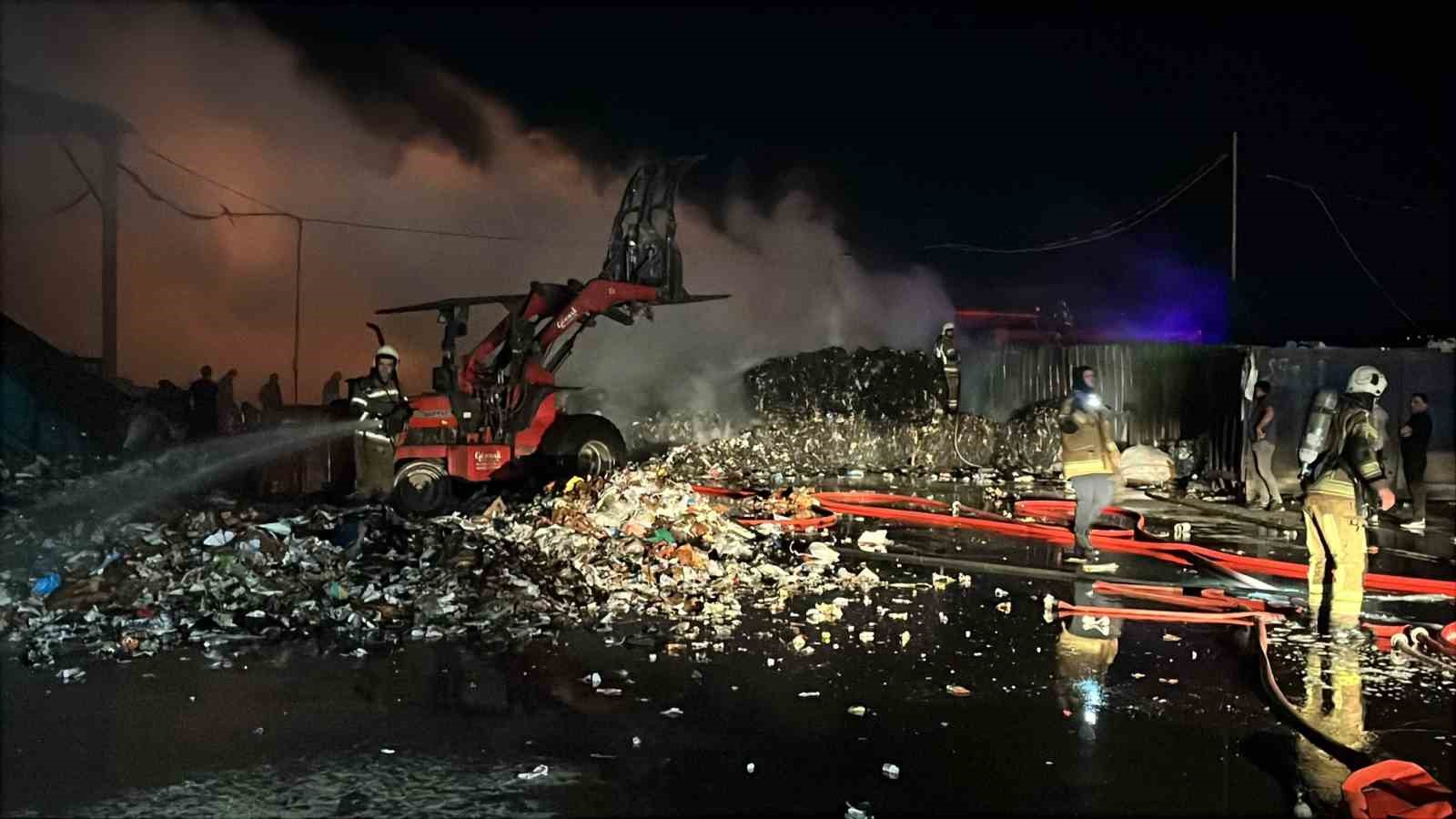 Geri dönüşüm tesisi alevlere teslim oldu