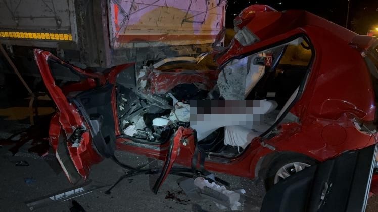 Otomobil tırın dorsesine ok gibi saplandı: 1 ağır yaralı