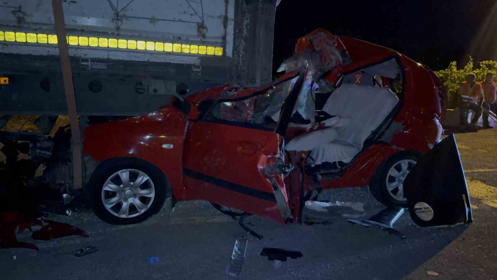 Tırın dorsesine otomobili ile çarpan 21 yaşındaki sürücü yaşam savaşını kaybetti