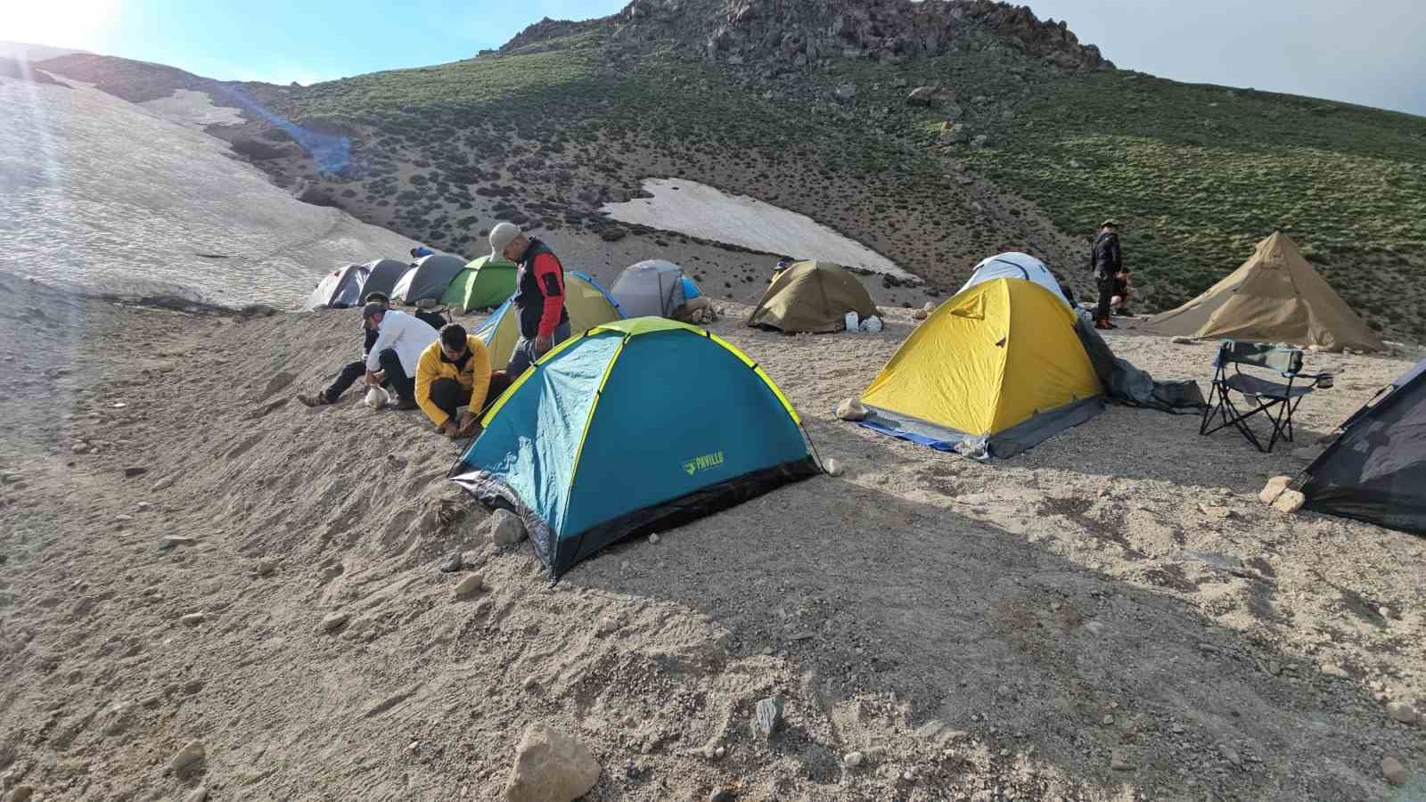 Vangölü aktivistlerinden Süphan Dağı zirvesinde ‘Van Gölü’ mesajı