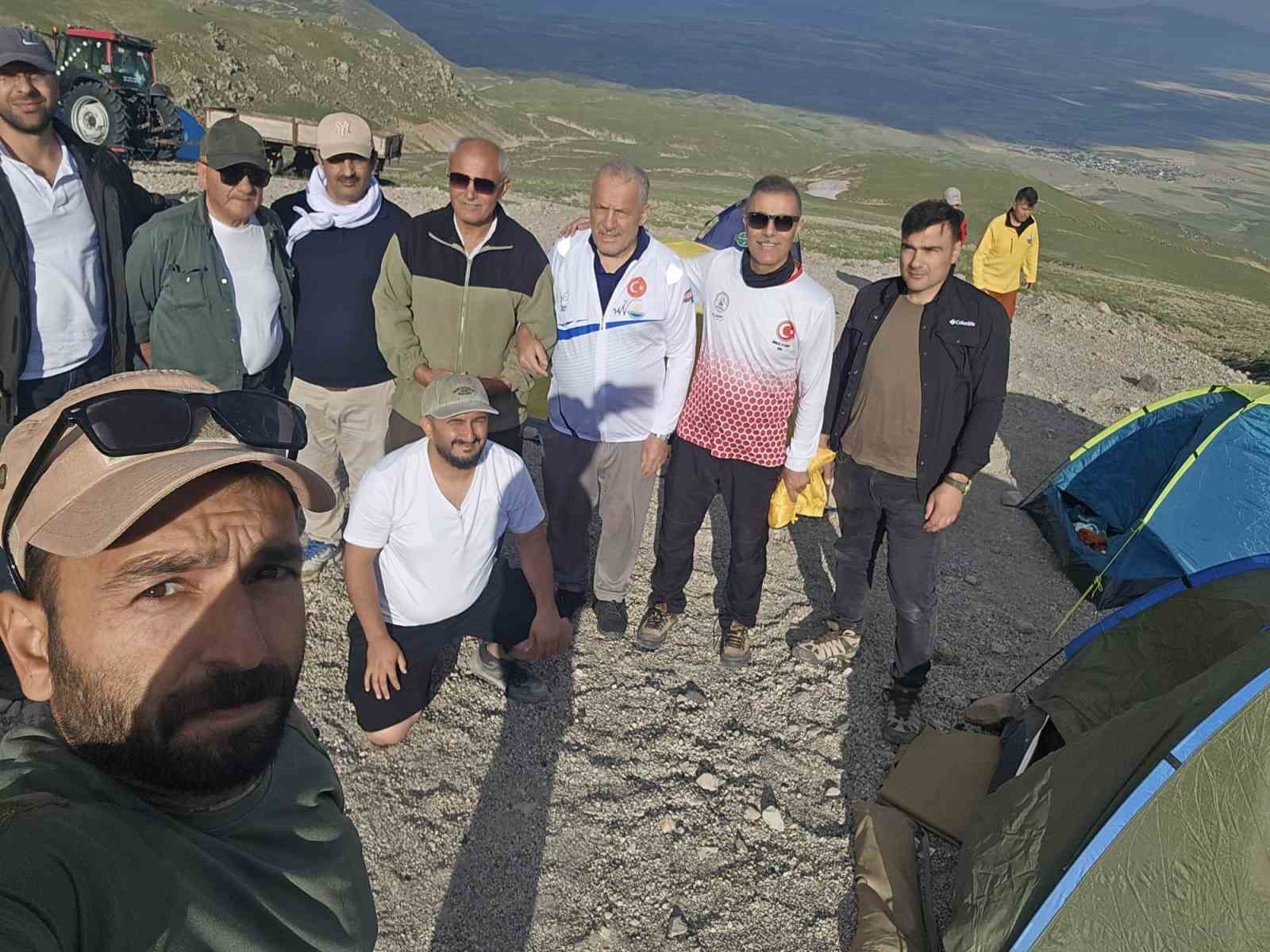 Vangölü aktivistlerinden Süphan Dağı zirvesinde ‘Van Gölü’ mesajı