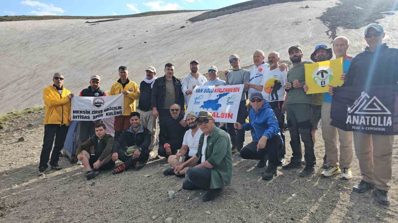 Vangölü aktivistlerinden Süphan Dağı zirvesinde ‘Van Gölü’ mesajı