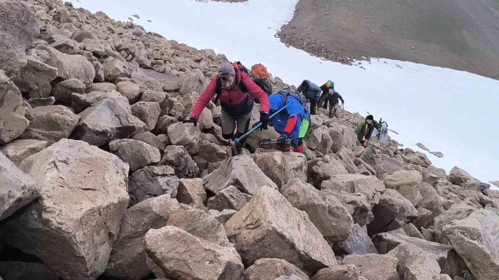 Vangölü aktivistlerinden Süphan Dağı zirvesinde ‘Van Gölü’ mesajı