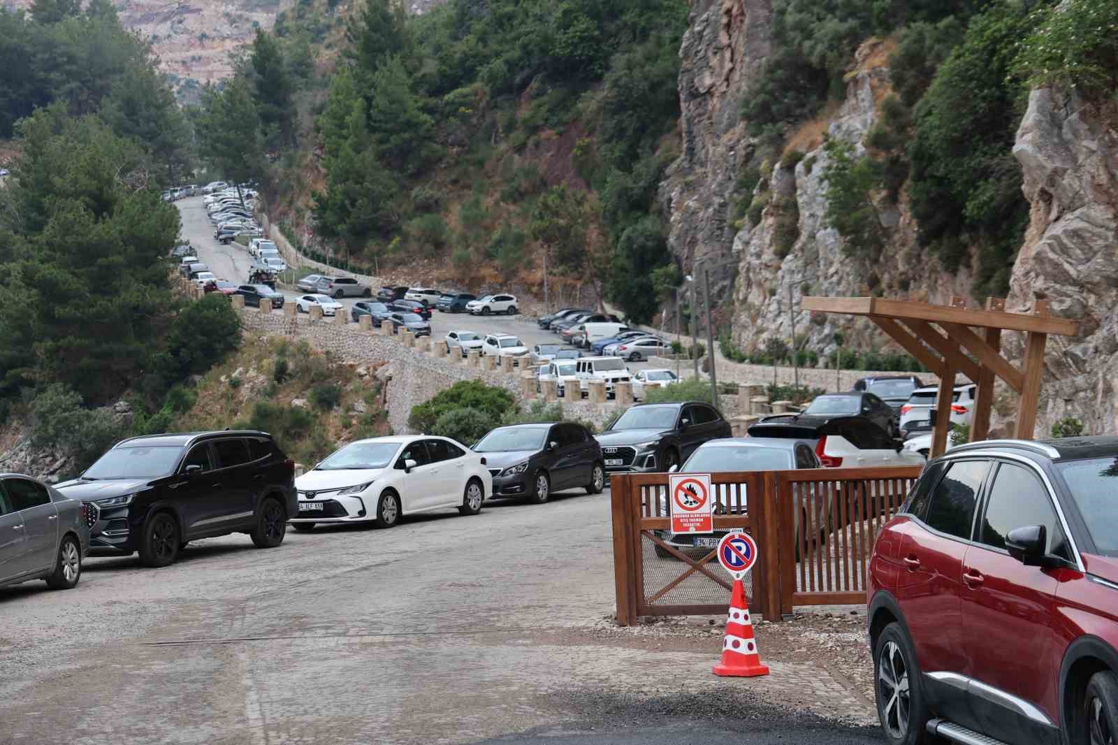 (BEKLEYECEK PAZARTESİ) Marmaris’te dikkat çeken tablo: Otellerde doluluk sorunu yaşanırken bu tesisin kapısında araç kuyruğu oluştu