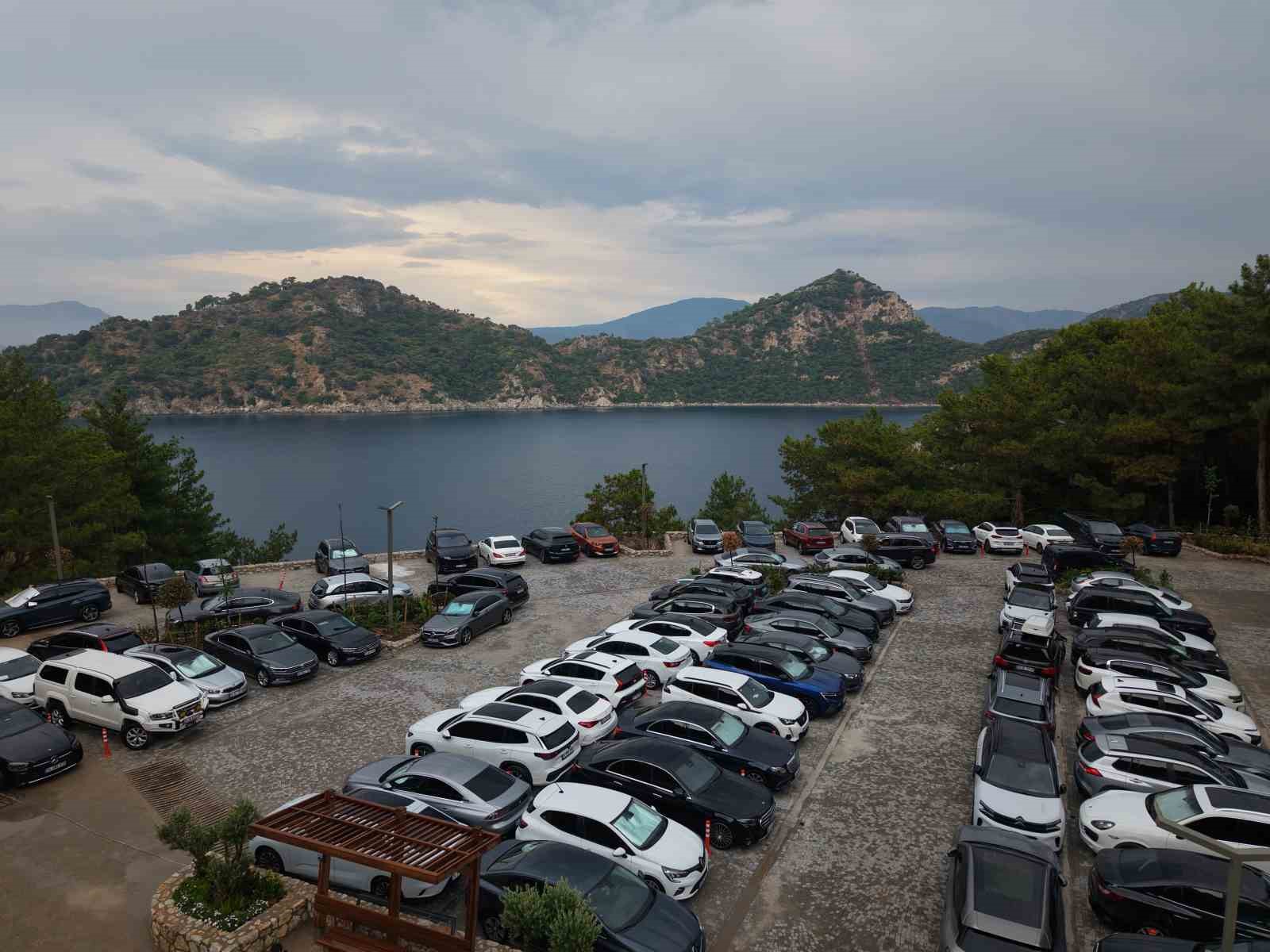 (BEKLEYECEK PAZARTESİ) Marmaris’te dikkat çeken tablo: Otellerde doluluk sorunu yaşanırken bu tesisin kapısında araç kuyruğu oluştu