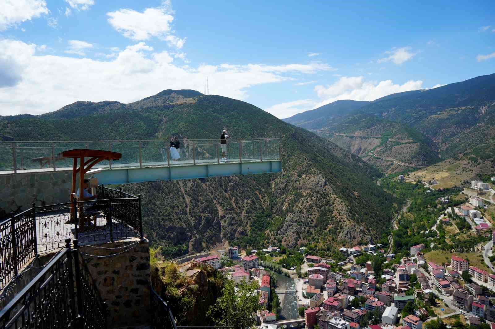 Torul Kalesi Cam Seyir Terası, yaz sıcaklarında ziyaretçilerin uğrak noktası oldu