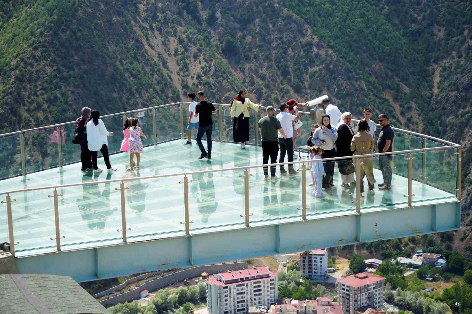 Torul Kalesi Cam Seyir Terası, yaz sıcaklarında ziyaretçilerin uğrak noktası oldu