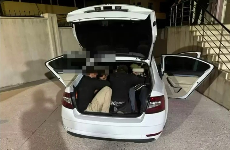 Bagajına 3 kişi bindirdiği otomobile 9 göçmen sığdıran insan tacirine 102 bin TL ceza