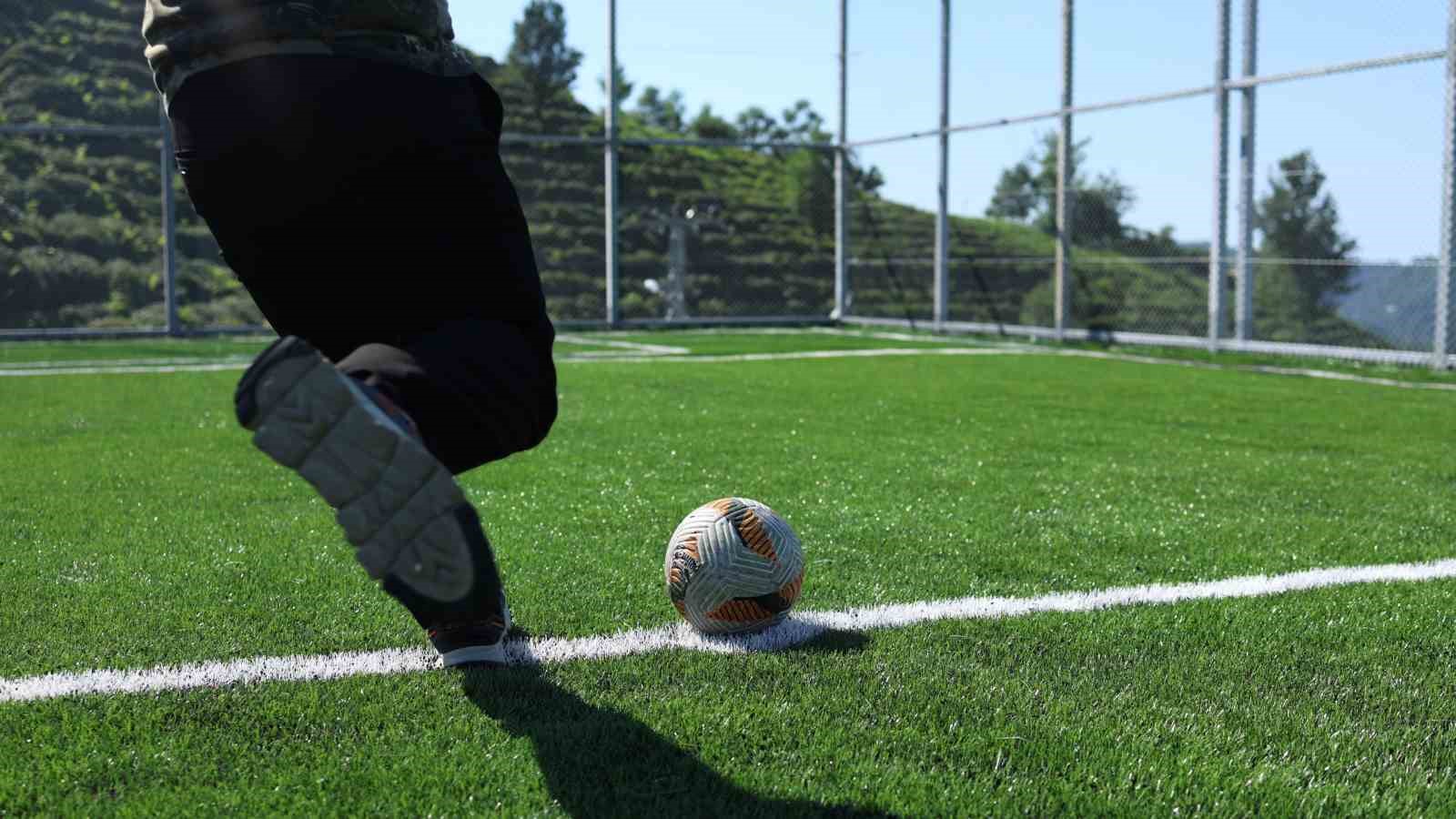 Düz alan bulamayınca çay alım yerinin üstü halı saha oldu