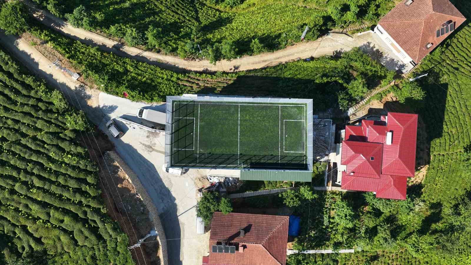 Düz alan bulamayınca çay alım yerinin üstü halı saha oldu