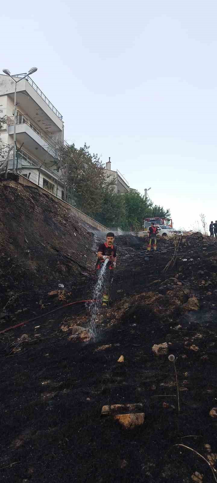 Balıkesir’de ot ve çöp yangını mahalleyi tehdit etti