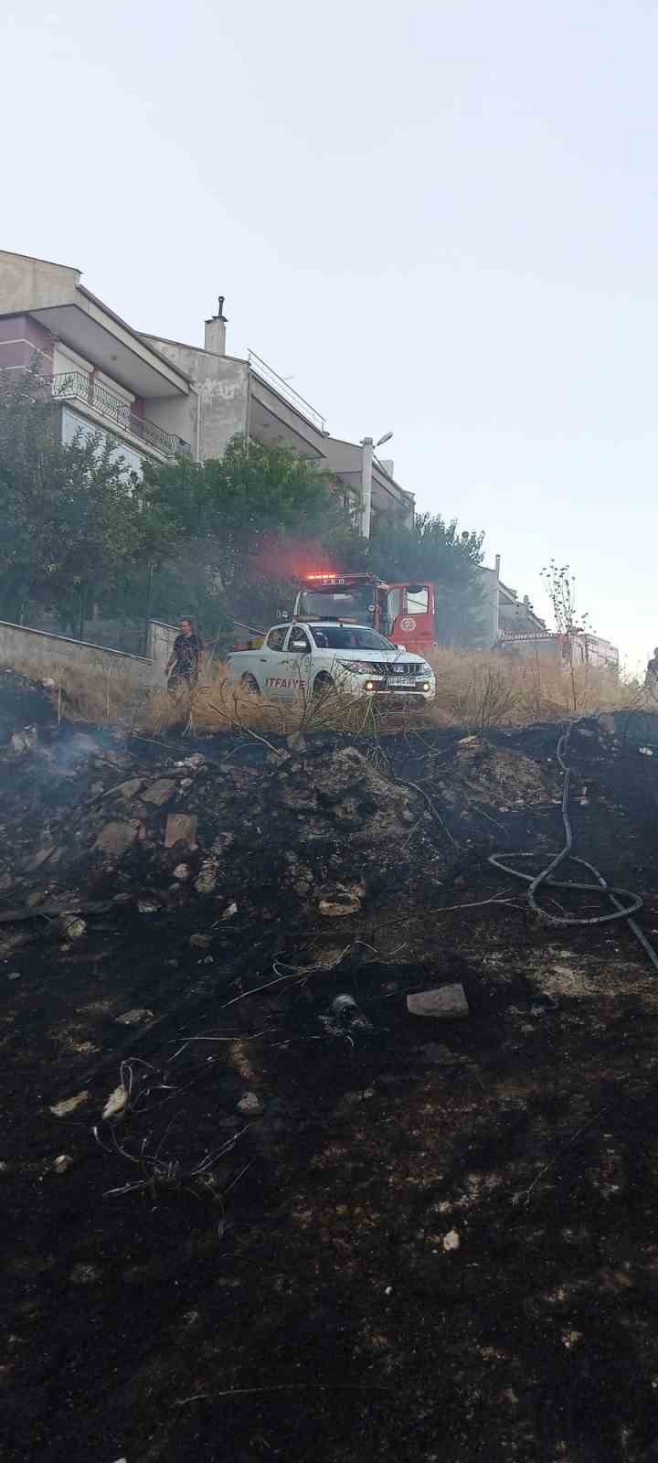 Balıkesir’de ot ve çöp yangını mahalleyi tehdit etti